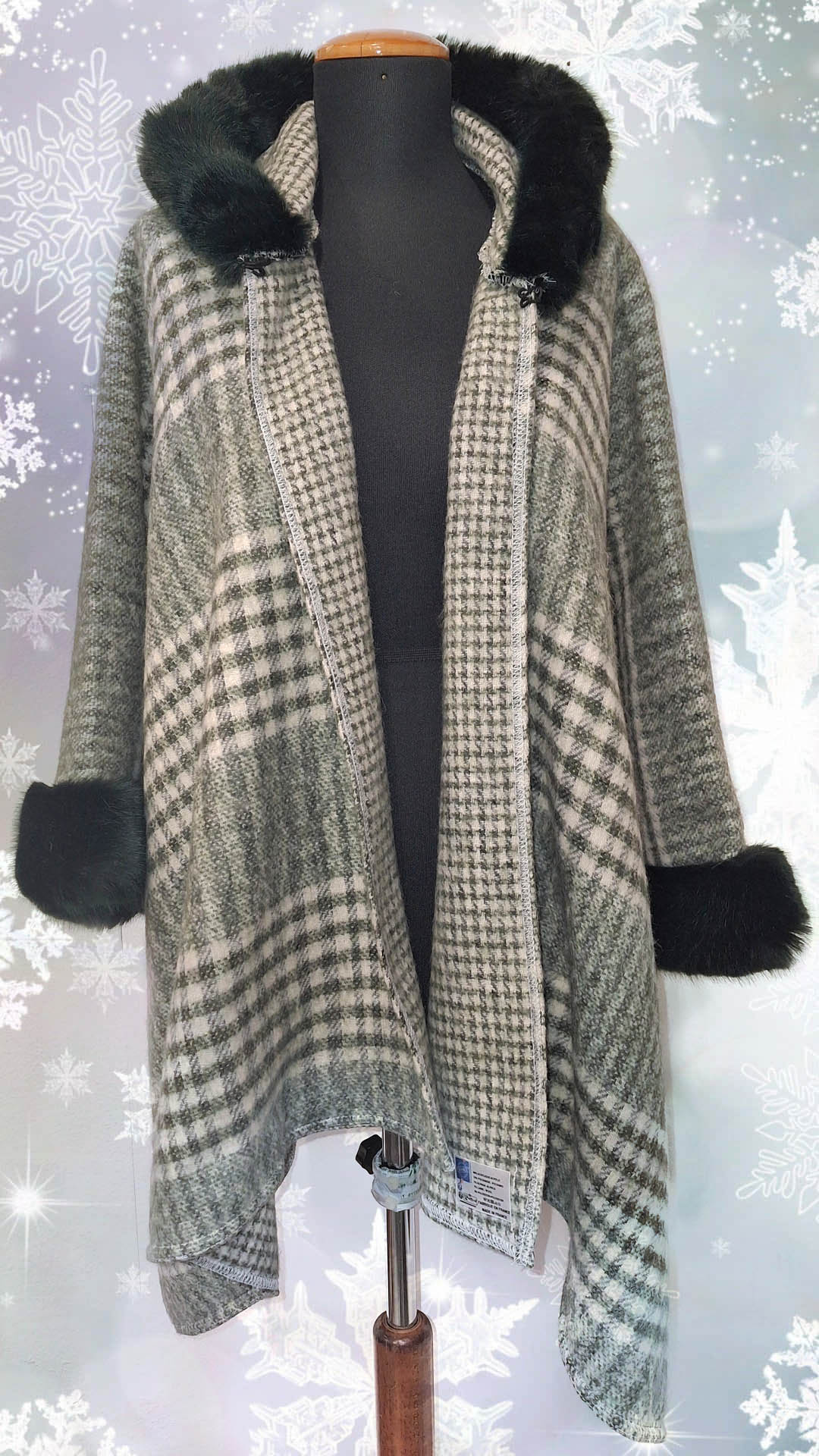 Cape verte claire à petits carreaux avec capuche, fabriquée en France, élégante et douce, idéale pour l'hiver ou les soirées fraîches.