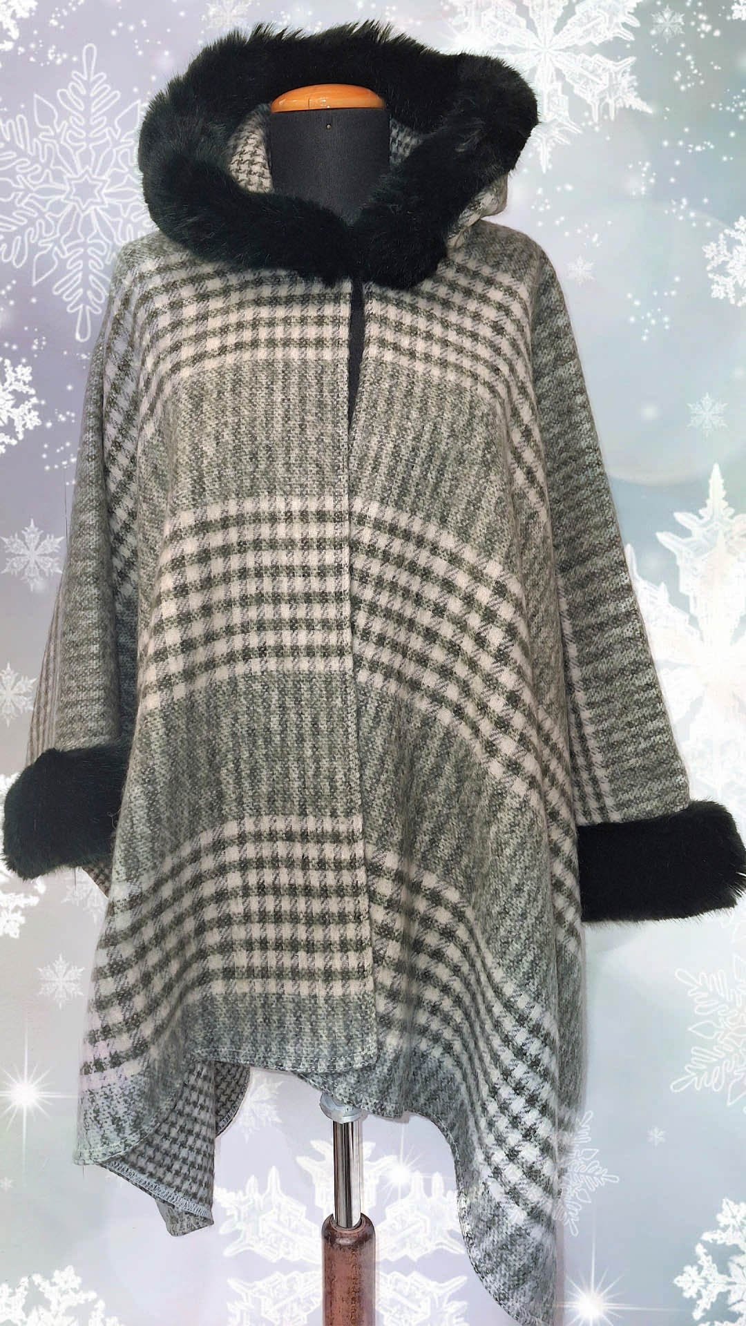 autre vue Cape verte claire à petits carreaux avec capuche, fabriquée en France, élégante et douce, idéale pour l'hiver ou les soirées fraîches.