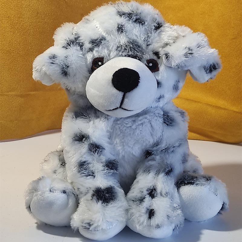 Bouillotte peluche chien dalmatien chauffante, remplie de blé et de lavande, distribuée par Acaponcho, fabriquée en France pour une chaleur douce et apaisante.