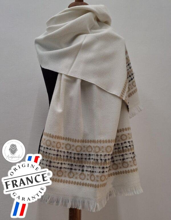 autre manière de porter une Étole neutre et élégante en beige, ornée de motifs lignes et carreaux, parfaite pour compléter toutes les tenues avec discrétion et style.