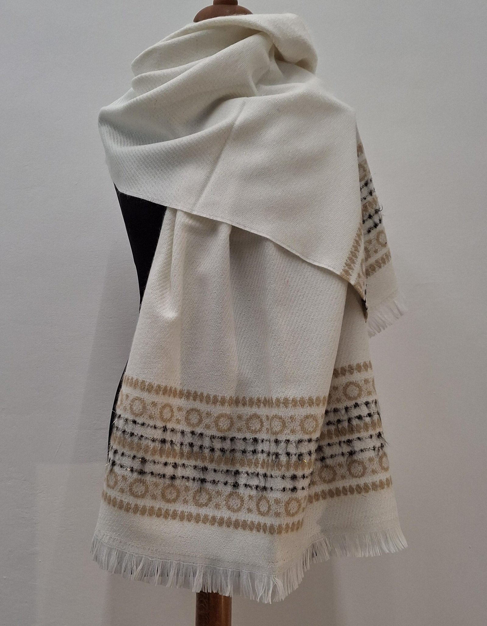 autre manière de porter une Étole neutre et élégante en beige, ornée de motifs lignes et carreaux, parfaite pour compléter toutes les tenues avec discrétion et style.