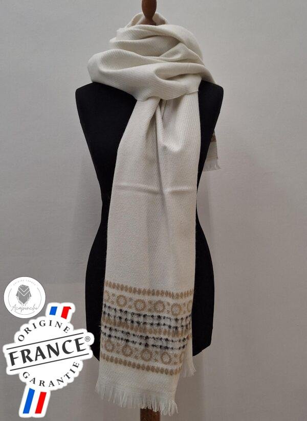 Étole neutre et élégante en beige, ornée de motifs lignes et carreaux, parfaite pour compléter toutes les tenues avec discrétion et style.