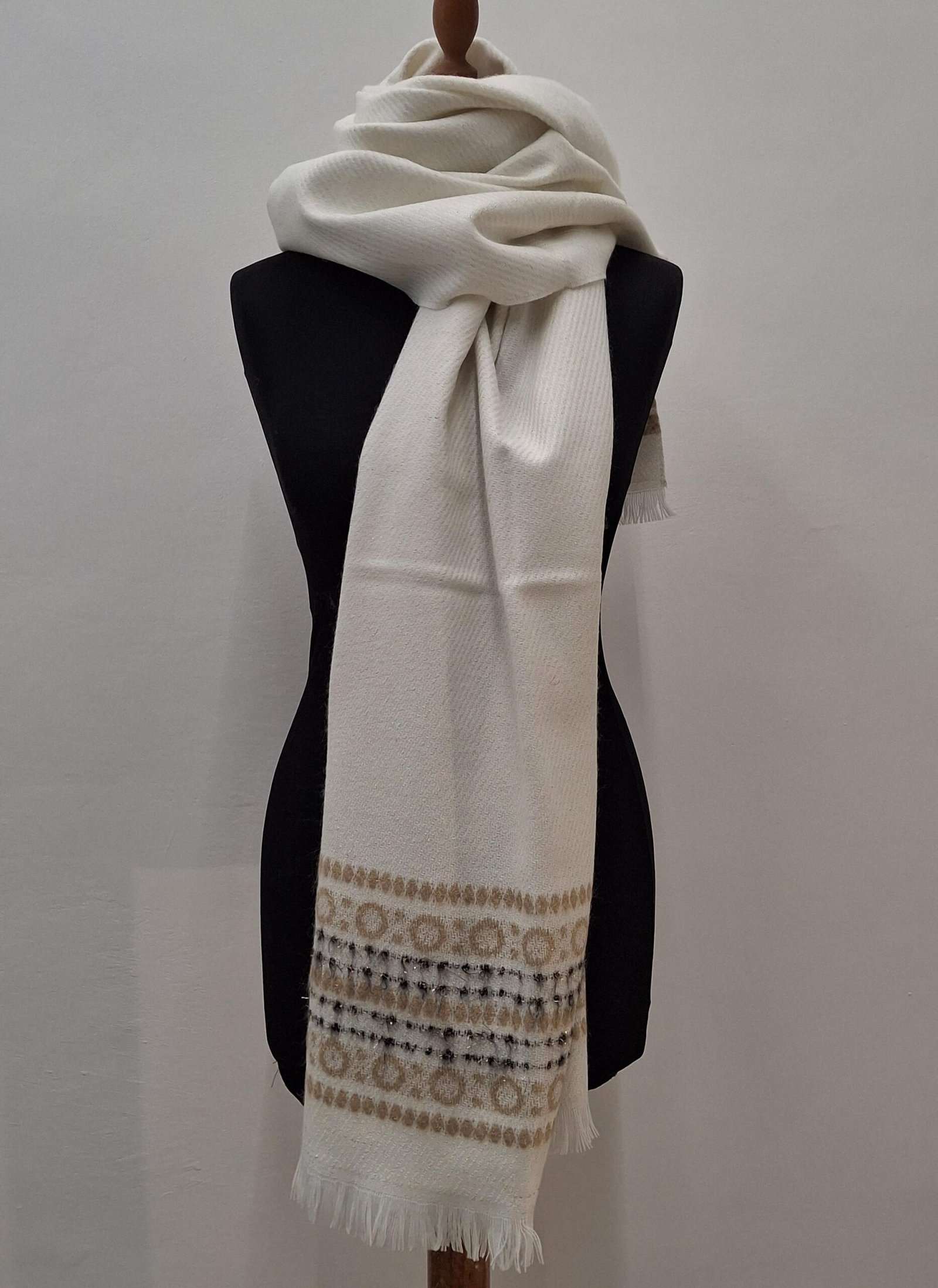 Étole neutre et élégante en beige, ornée de motifs lignes et carreaux, parfaite pour compléter toutes les tenues avec discrétion et style.