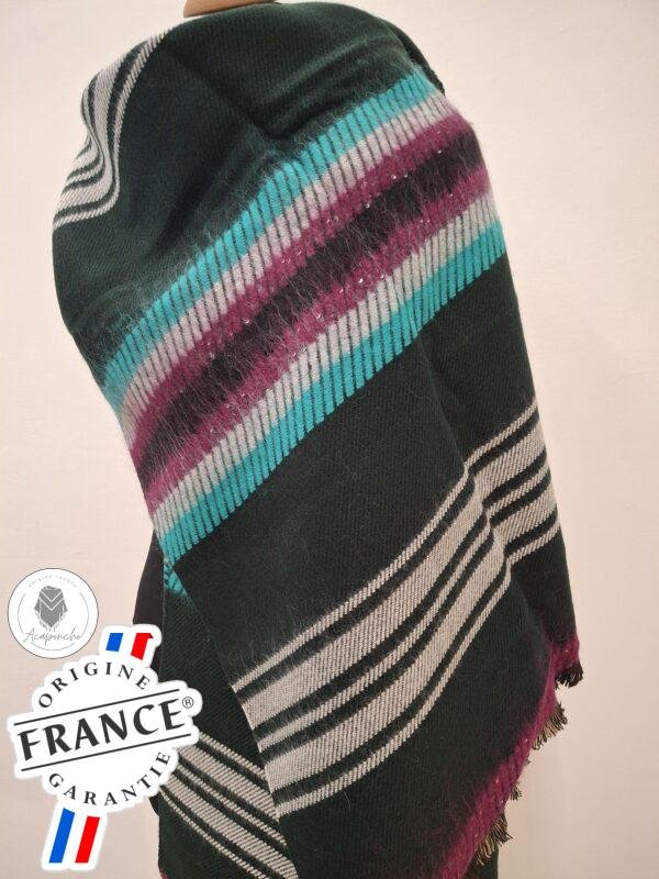 large Étole moderne noire avec des bandes colorées contrastantes, offrant un look audacieux et dynamique.