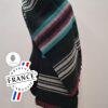 Étole moderne noire avec des bandes colorées contrastantes, offrant un look audacieux et dynamique.