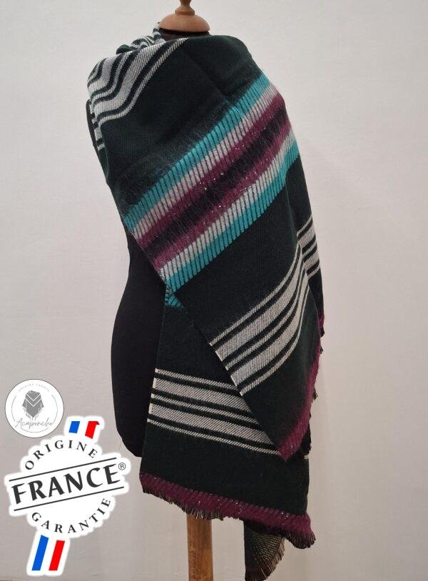 Étole moderne noire avec des bandes colorées contrastantes, offrant un look audacieux et dynamique.