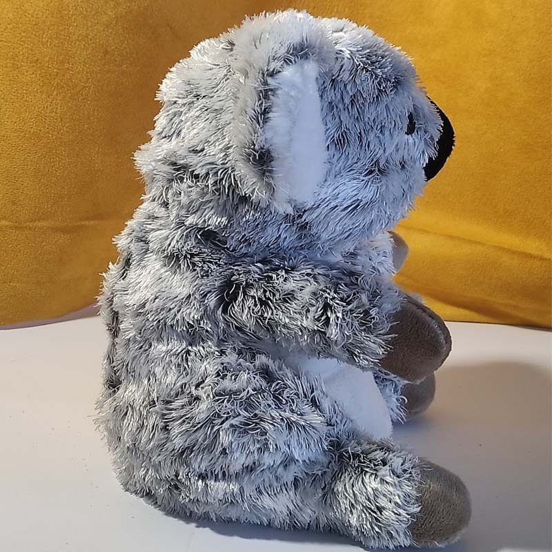 vue de profil Bouillotte peluche chauffante Koala gris, faite main en France avec grains de blé de Toulouse-Montpellier et lavande de Provence, offrant 2 heures de chaleur.