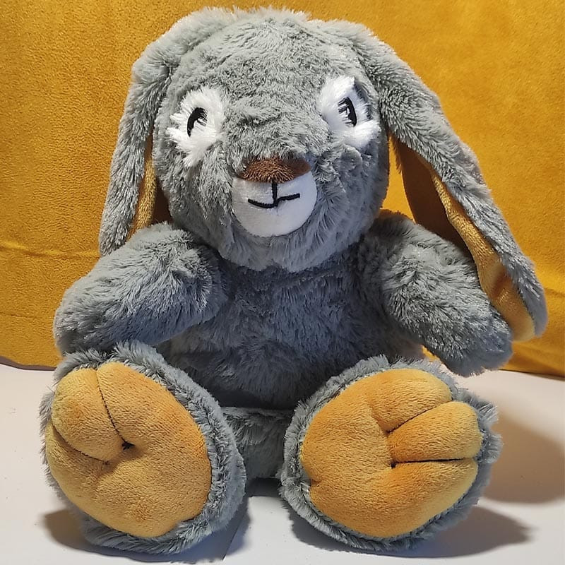 Bouillotte peluche lapin gris chauffante, remplie de blé et de lavande, distribuée par Acaponcho, fabriquée en France pour une chaleur douce et apaisante.