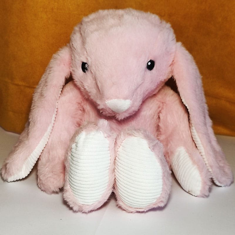 Bouillotte peluche lapin rose chauffante, remplie de blé et de lavande, distribuée par Acaponcho, fabriquée en France pour une chaleur douce et apaisante.