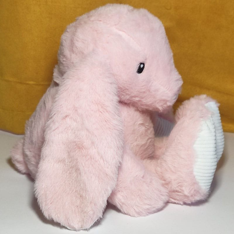 Bouillotte peluche lapin rose de profil, vendue par Acaponcho, fabriquée en France pour une chaleur douce et réconfortante.