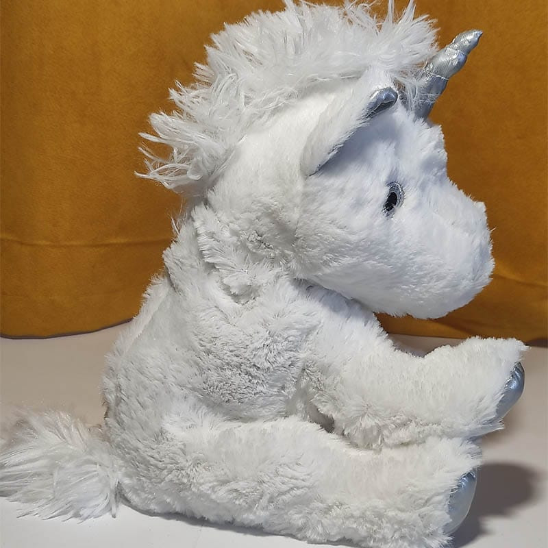 Bouillotte peluche licorne blanche chauffante made in France, fournie par Acaponcho pour un moment de douceur et de chaleur réconfortante.
