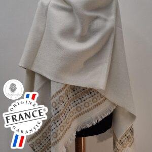 Poncho beige écru en acrylique, motif inca péruvien, fabriqué en France et vendu par Acaponcho