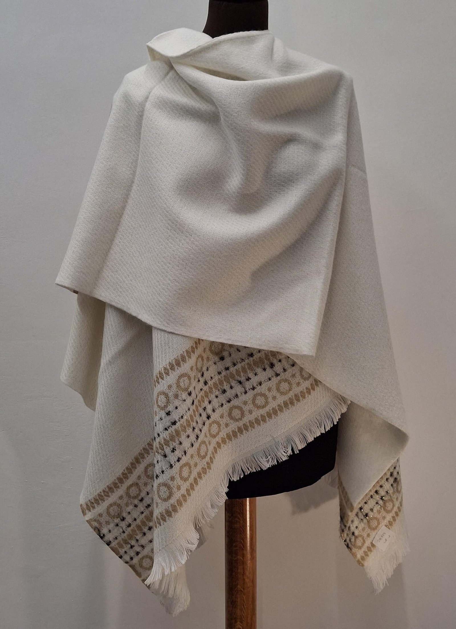 Poncho beige écru en acrylique, motif inca péruvien, fabriqué en France et vendu par Acaponcho