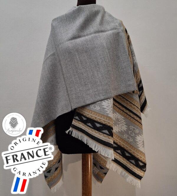 Poncho fabriqué en France, doux et chaud, disponible en plusieurs couleurs tendance, parfait pour toutes les saisons.