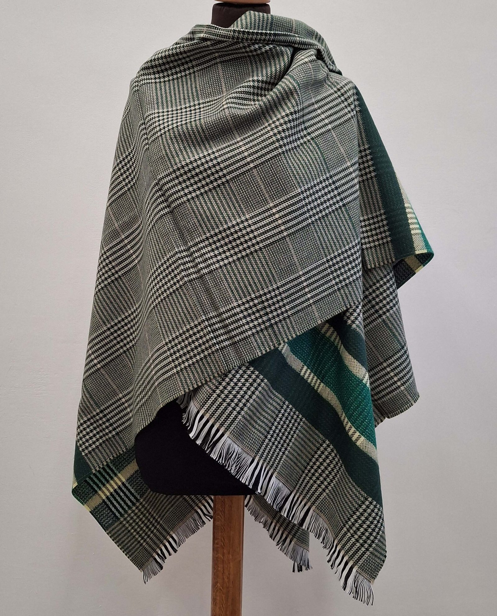autre vue Poncho gris à petits carreaux avec une bande verte élégante, idéal pour un style moderne et confortable.