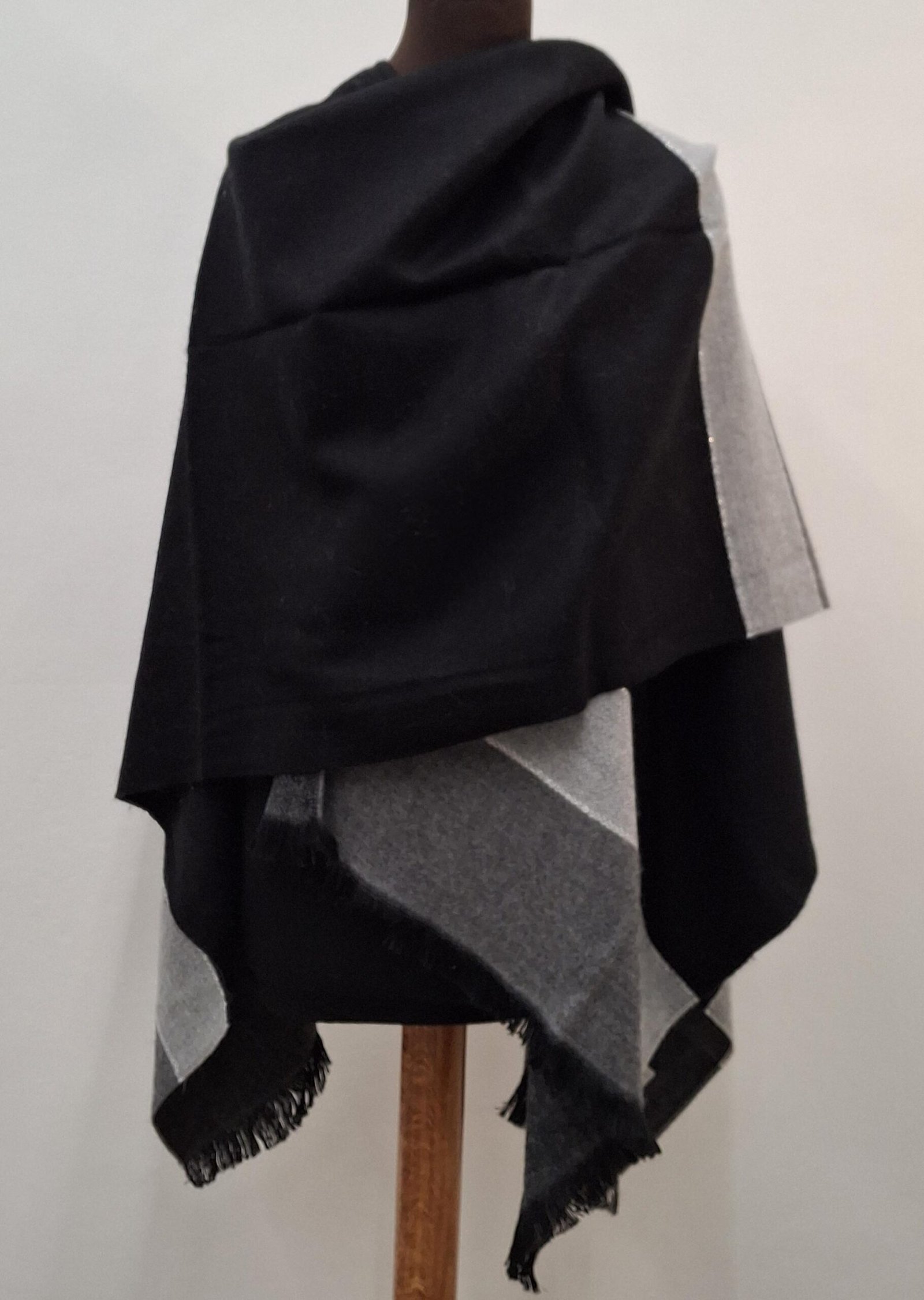 Poncho tissé noir avec bandes grises, fabriqué en France, en acrylique chaud et confortable, style tendance et moderne