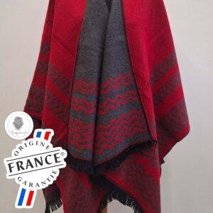 Poncho rouge fabriqué en France avec motifs traditionnels péruviens, offrant confort et style pour toutes les saisons