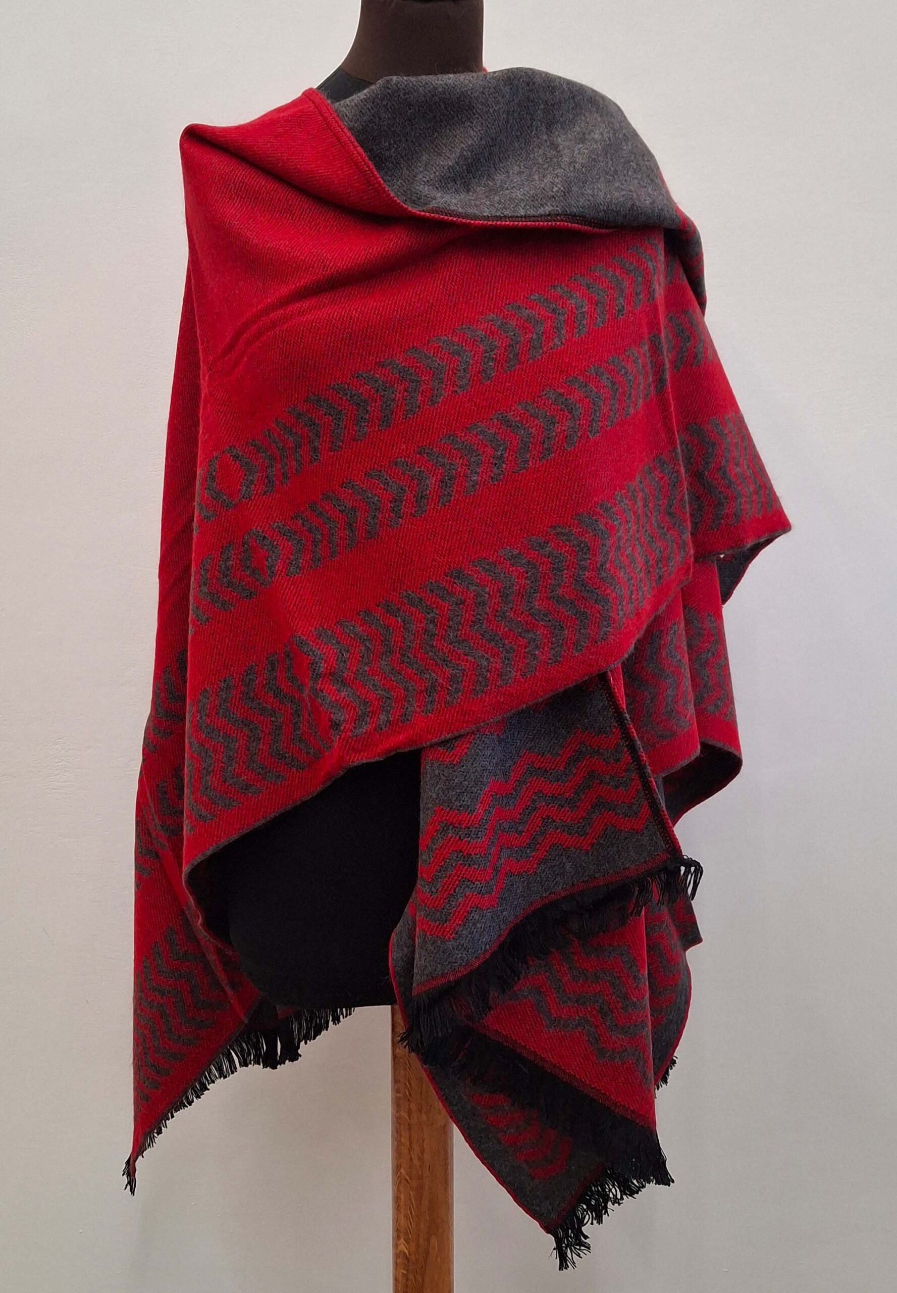 autre vue Poncho rouge fabriqué en France avec motifs traditionnels péruviens, offrant confort et style pour toutes les saisons