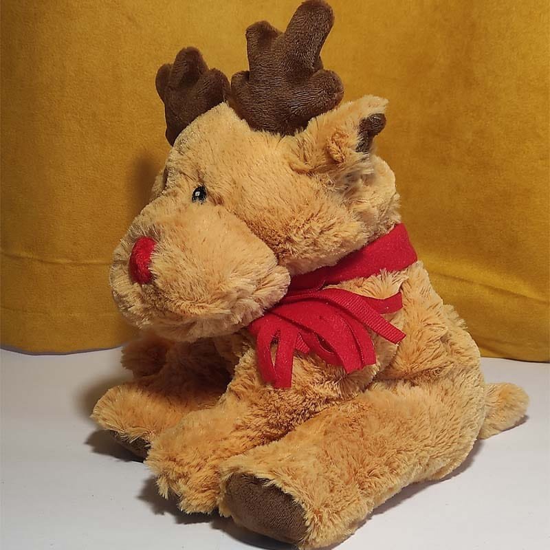 Bouillotte peluche renne brun avec écharpe rouge chauffante, remplie de blé et de lavande, distribuée par Acaponcho, fabriquée en France pour une chaleur douce et réconfortante.