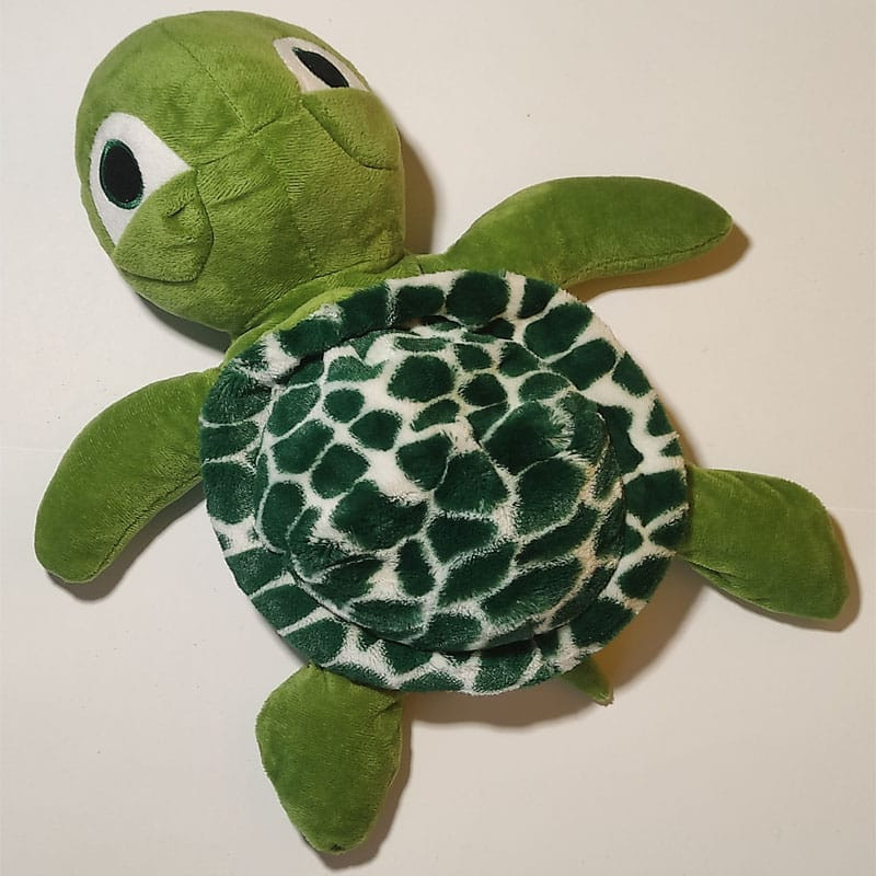 Bouillotte peluche vue de dessus tortue verte chauffante, remplie de blé et de lavande, distribuée par Acaponcho, fabriquée en France pour une chaleur douce et naturelle.