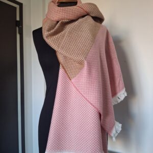Étole rose Tissée en France Motifs zigzag laine – Douceur et neutralité