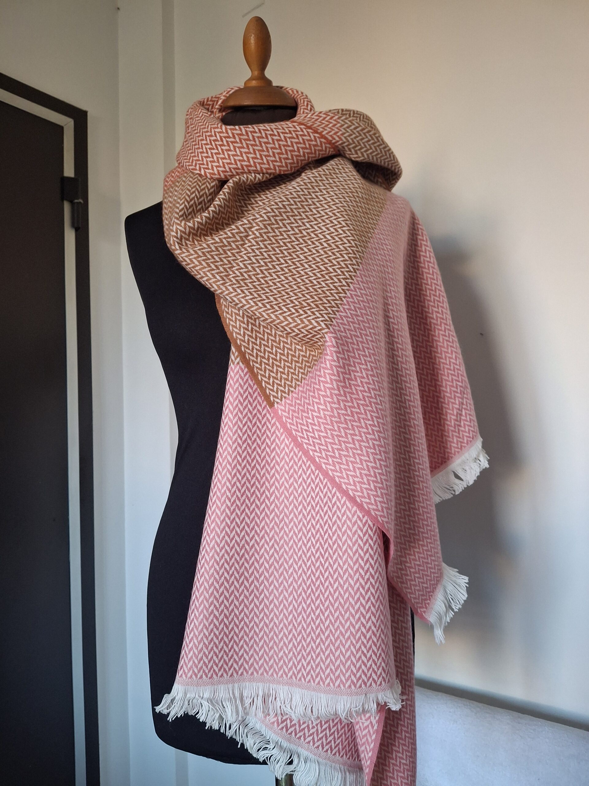 Étole rose Tissée en France Motifs zigzag laine – Douceur et neutralité