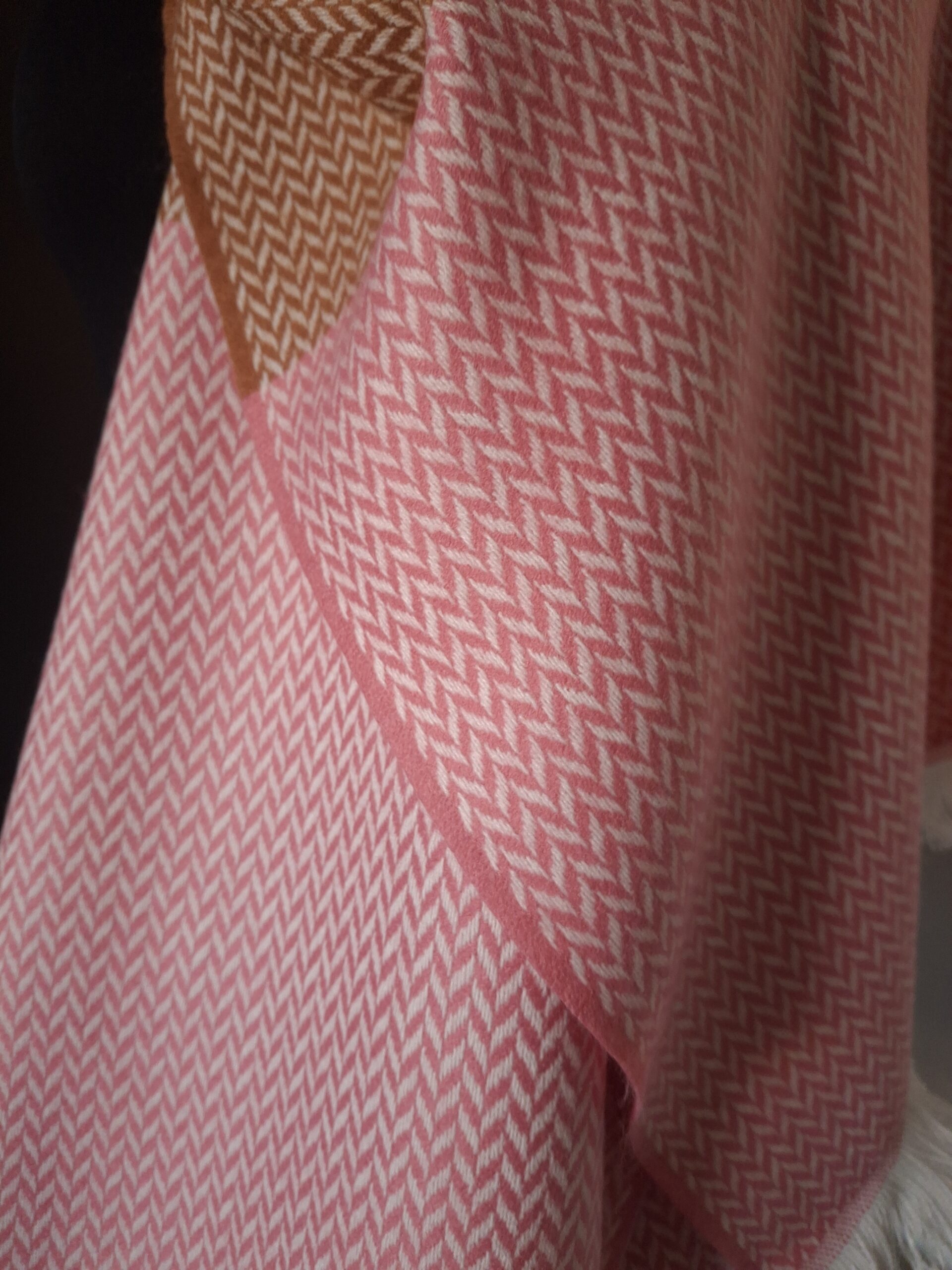 Étole rose Tissée en France Motifs zigzag laine – Douceur et neutralité – Image 3