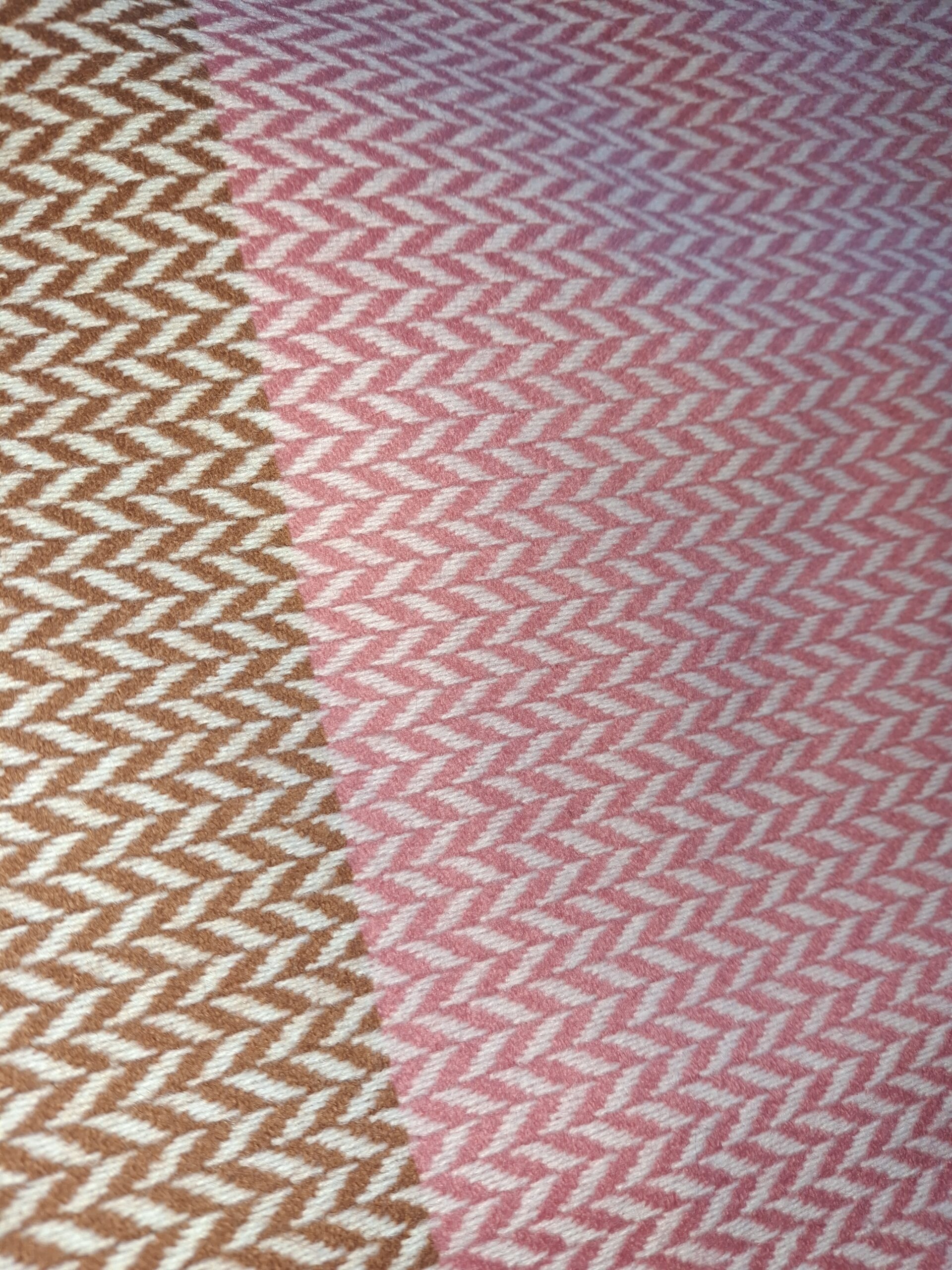Étole rose Tissée en France Motifs zigzag laine – Douceur et neutralité – Image 2