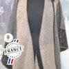 autre vue ouverte Cape à col imitation fourrure noir, gris et beige, conçue en France, chic et confortable, pour toutes les morphologies, vendue par Acaponcho.