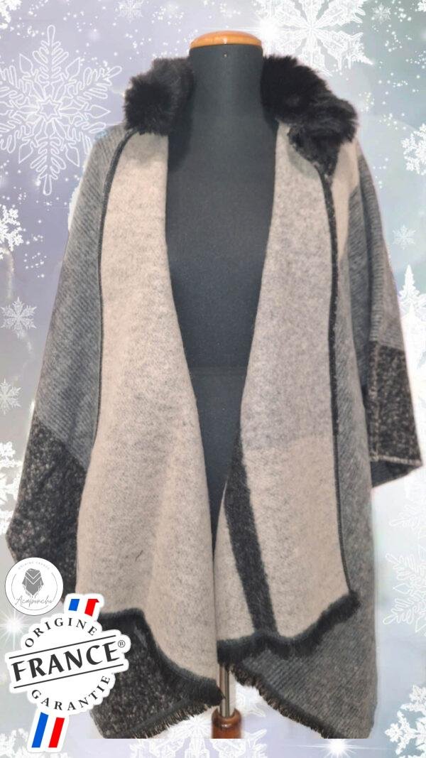 autre vue ouverte Cape à col imitation fourrure noir, gris et beige, conçue en France, chic et confortable, pour toutes les morphologies, vendue par Acaponcho.