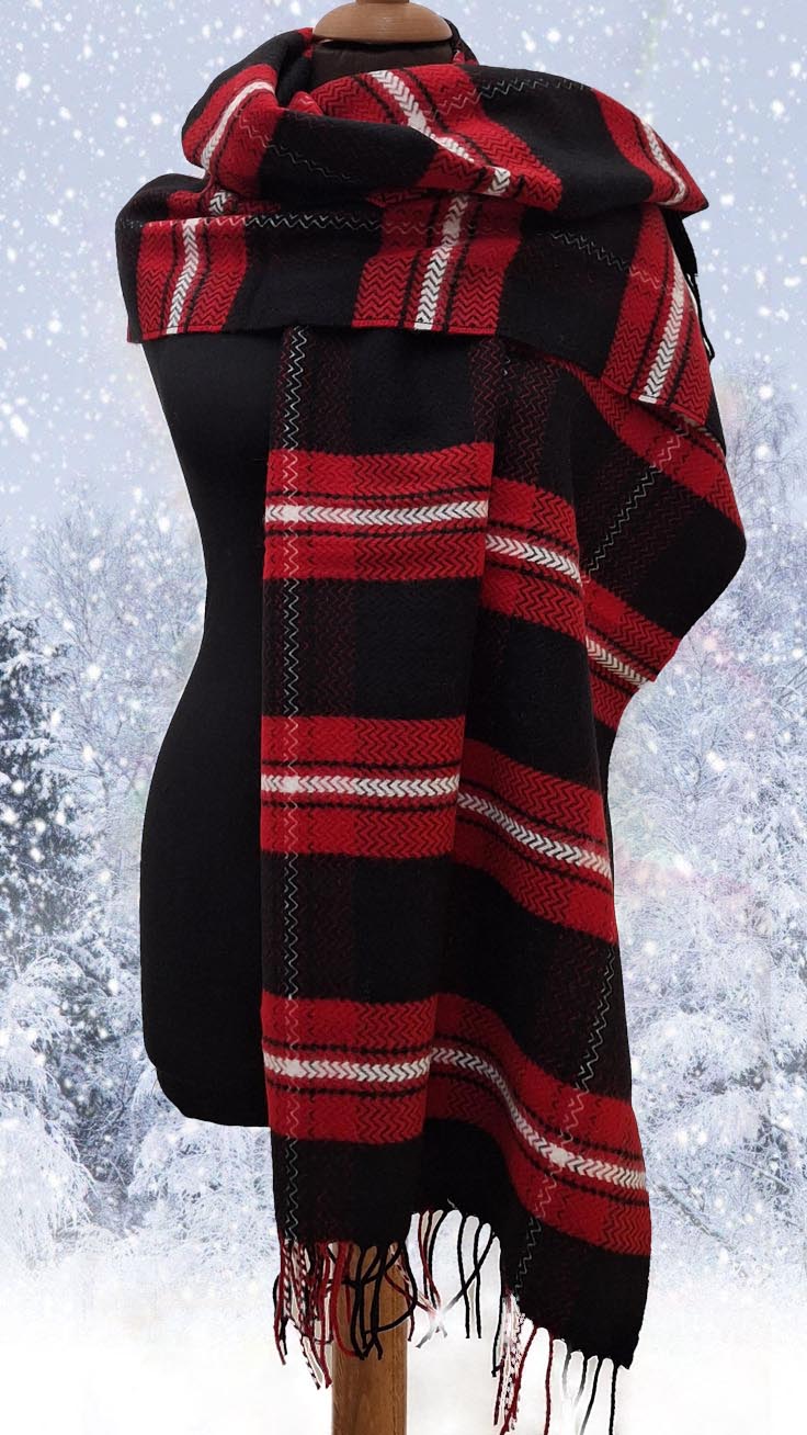 Étole élégante à dominance rouge avec motifs lignes et carreaux, douce et légère, parfaite pour ajouter une touche de chaleur et de style.