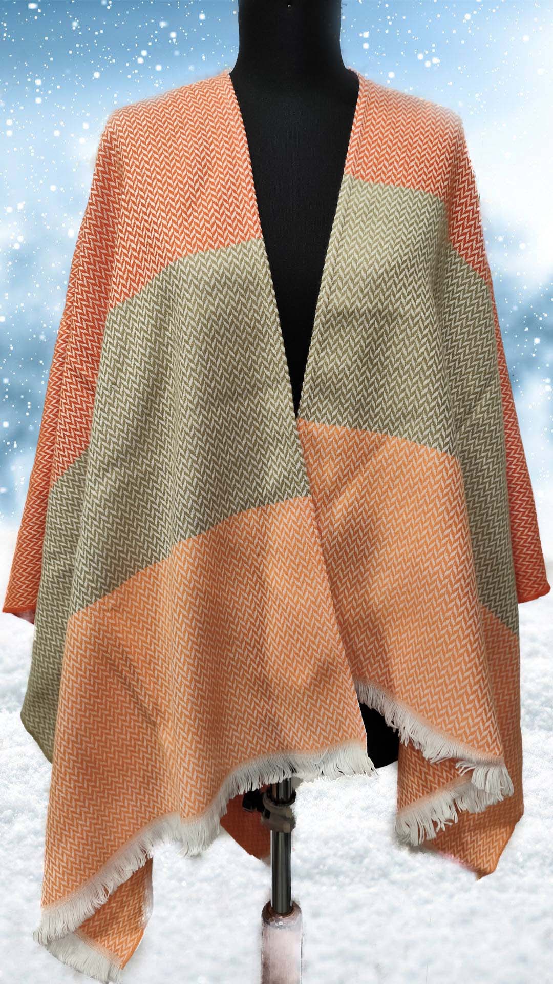 Poncho orange en acrylique, tissage latine, porté ouvert, taille unique, lavage délicat à 30°, 59 Euros.