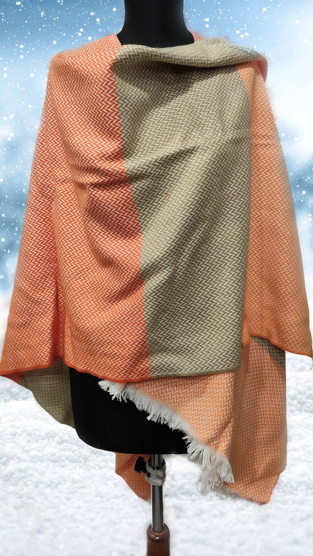 acaponcho.fr propose 1 Poncho orange en acrylique, tissage latine, porté fermé, taille unique, lavage machine à 30°, 59 Euros.
