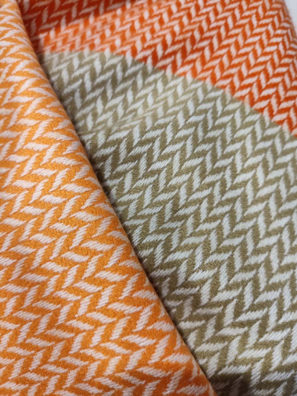 Détail du poncho orange en acrylique avec tissage latine, texture et finition visibles, taille unique, prix 59 Euros chez acaponcho.fr