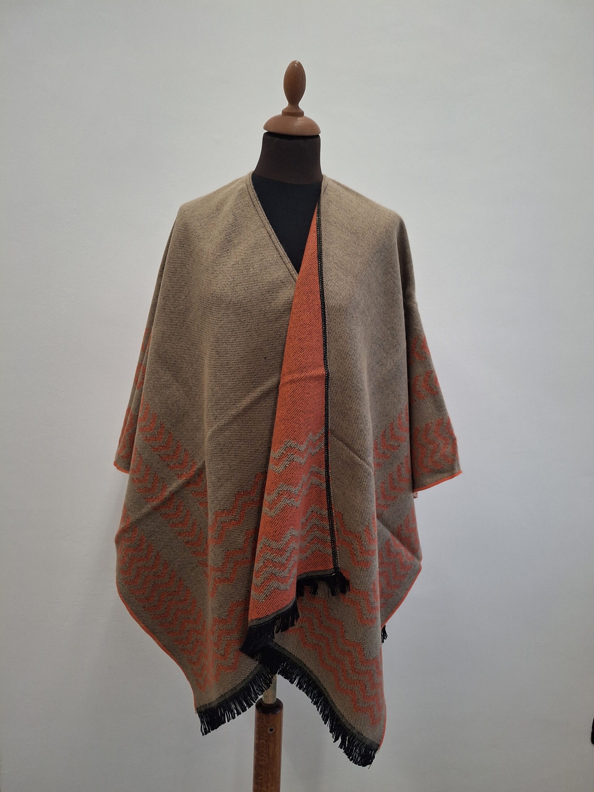 Poncho orange Incas Fabriqué en France : Élégant et Réversible beige – Image 3