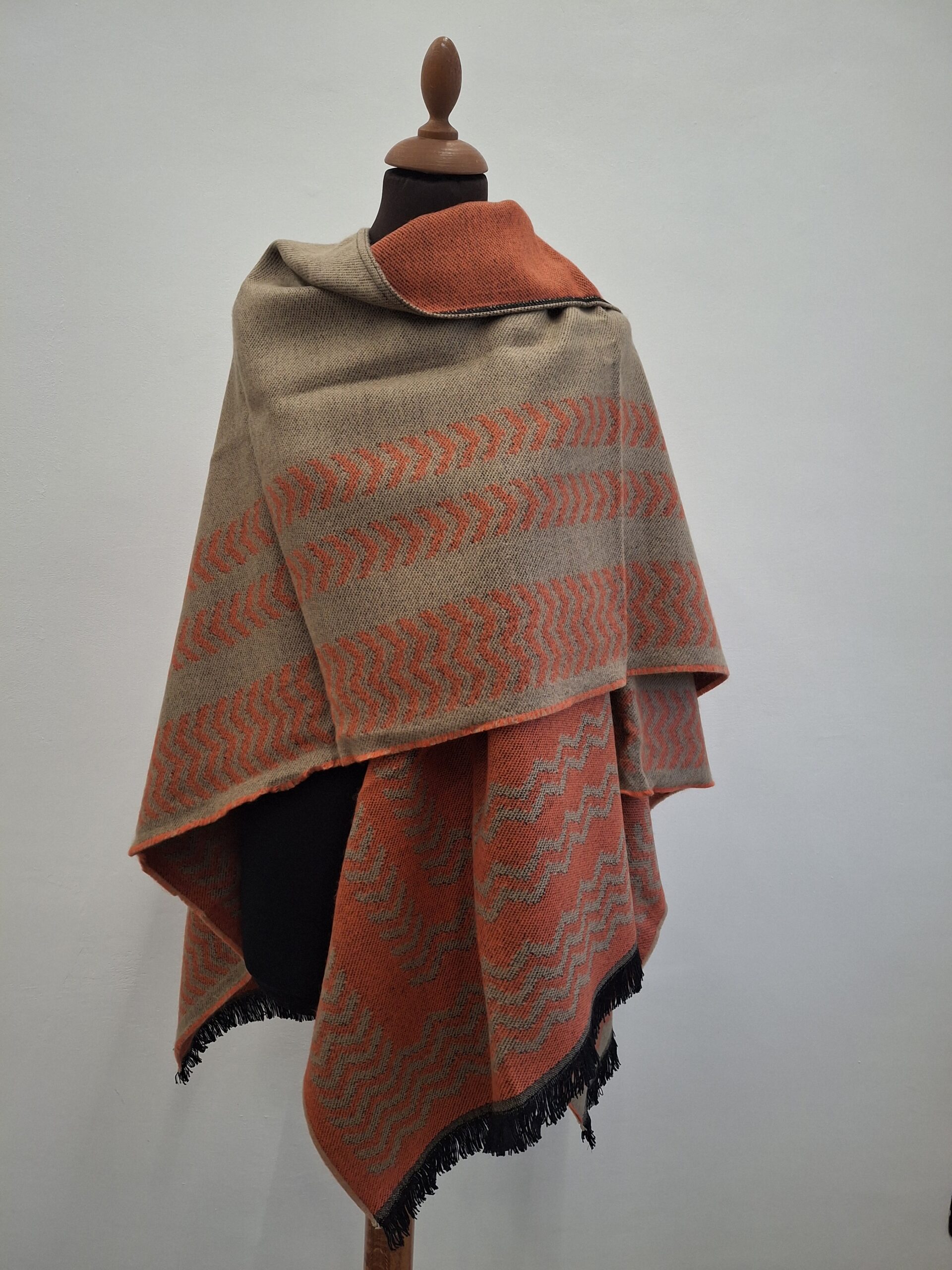 Poncho orange Incas Fabriqué en France : Élégant et Réversible beige – Image 2