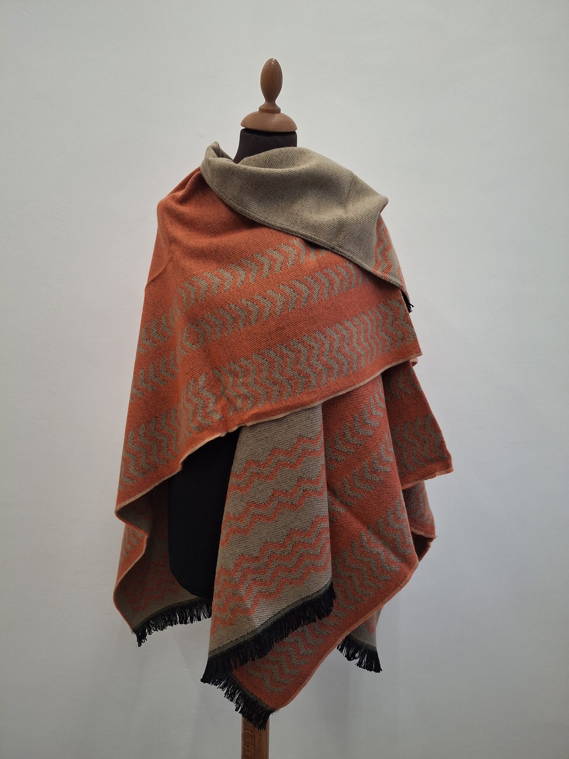 Poncho orange Incas Fabriqué en France : Élégant et Réversible beige