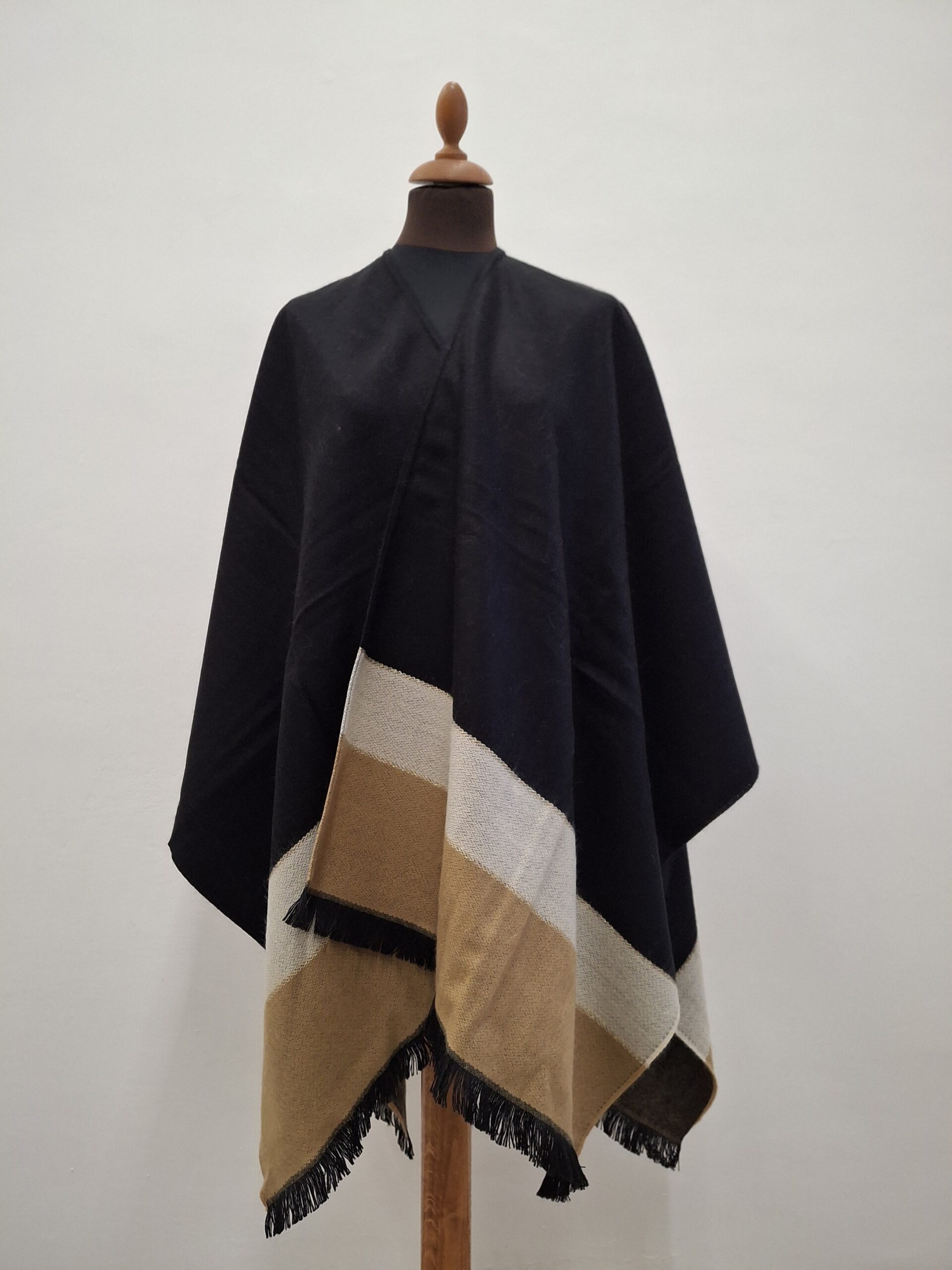 Poncho noir et camel Fabriqué en France : Élégance, Confort et Authenticité