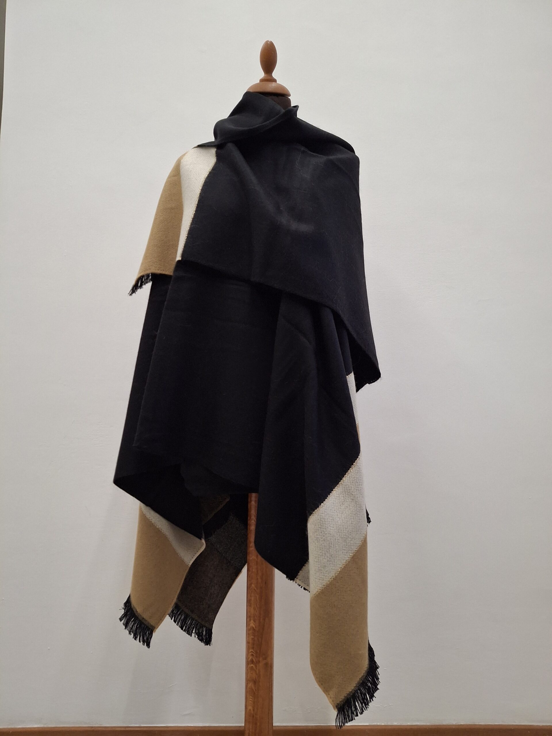 Poncho noir et camel Fabriqué en France : Élégance, Confort et Authenticité – Image 2