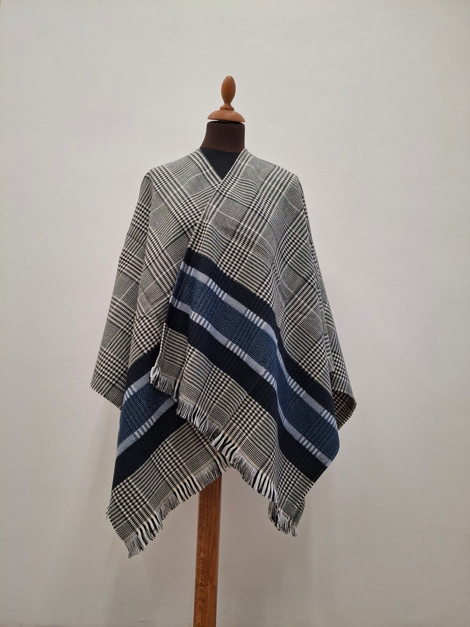 Poncho Gris et bleu Made in France : Authentique, Élégant, Confort