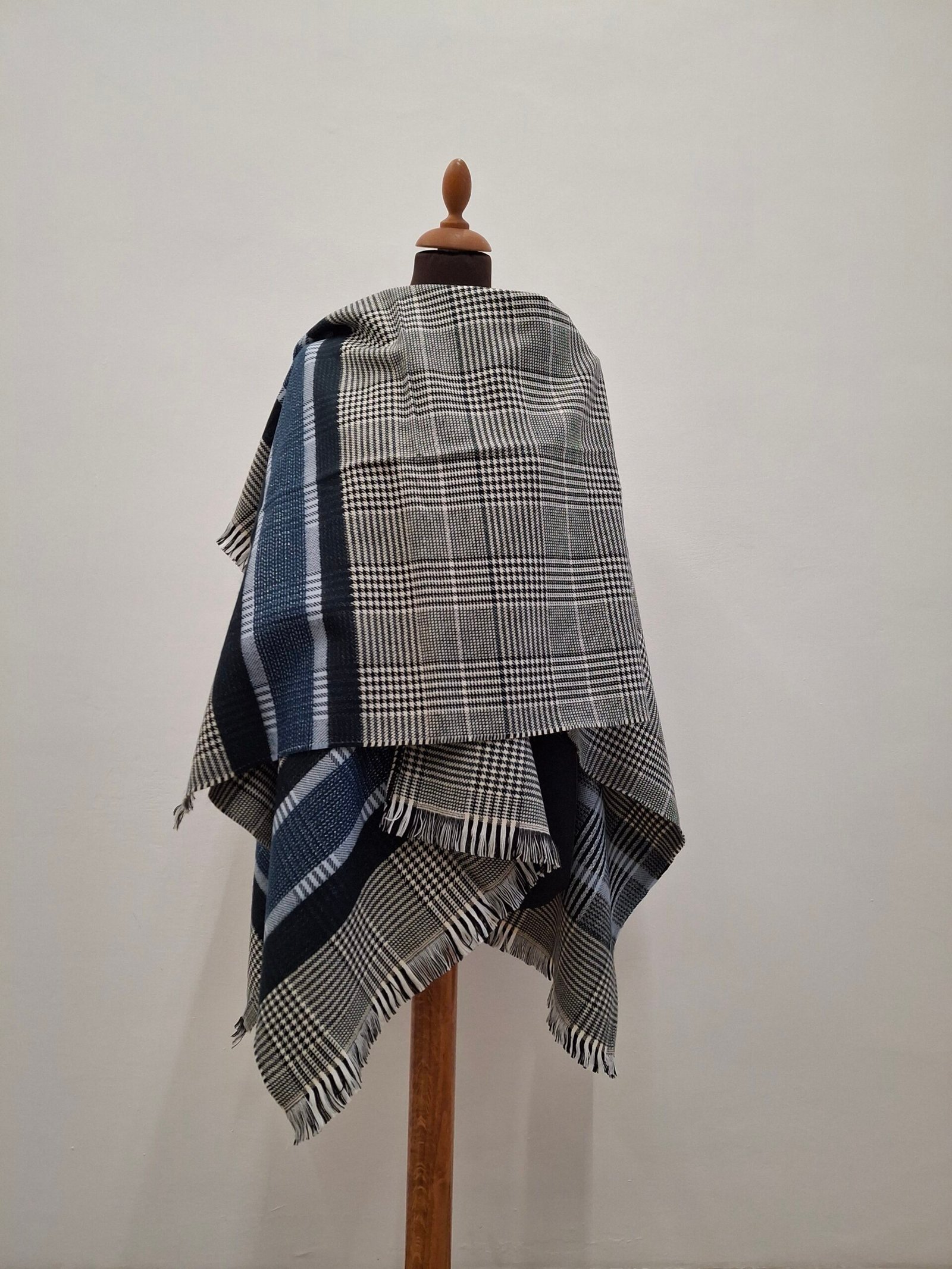 Poncho Gris et bleu Made in France : Authentique, Élégant, Confort – Image 2