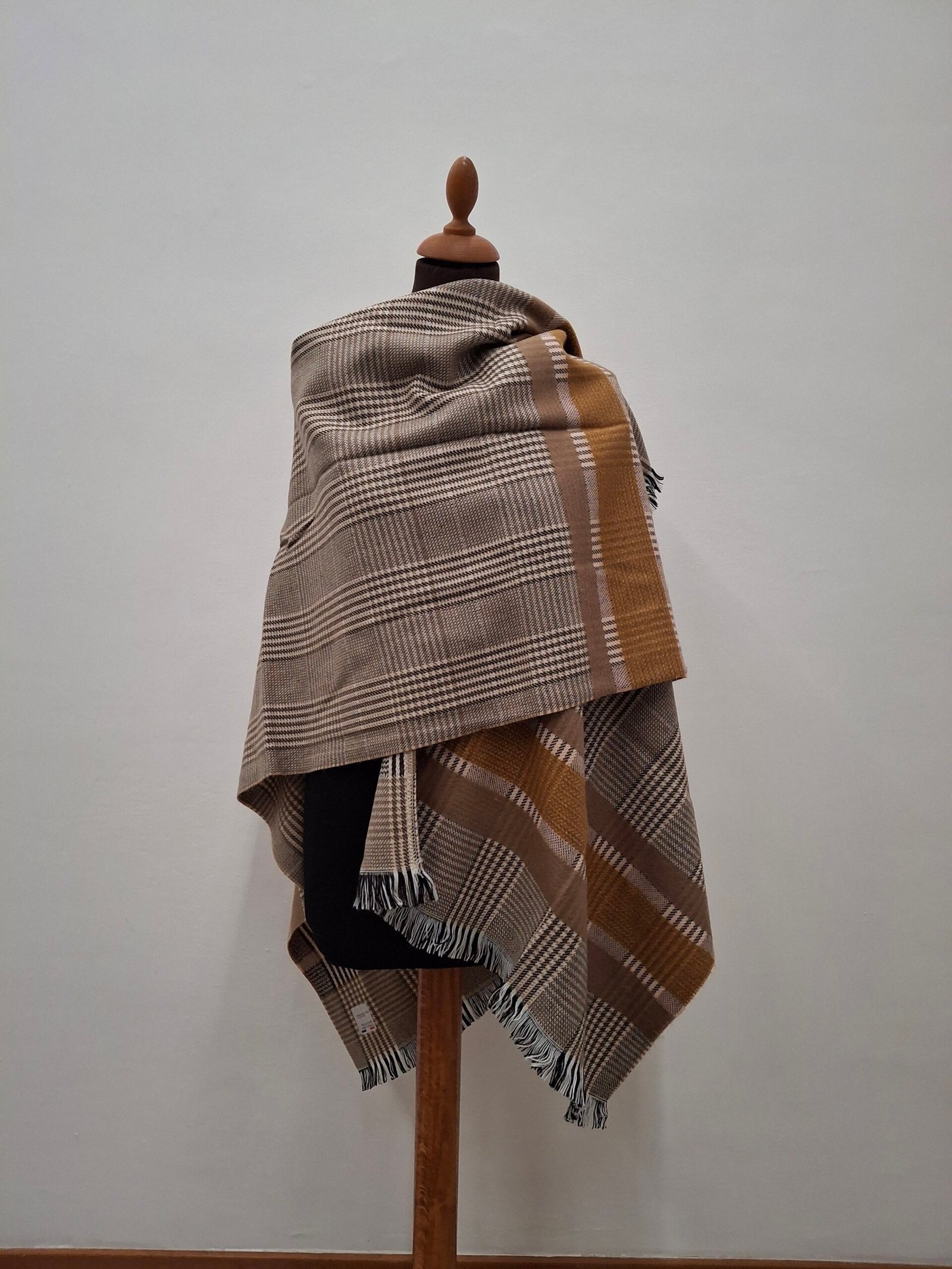 Poncho blanc et beige Made in France : Authentique, Élégant, Confort – Image 2