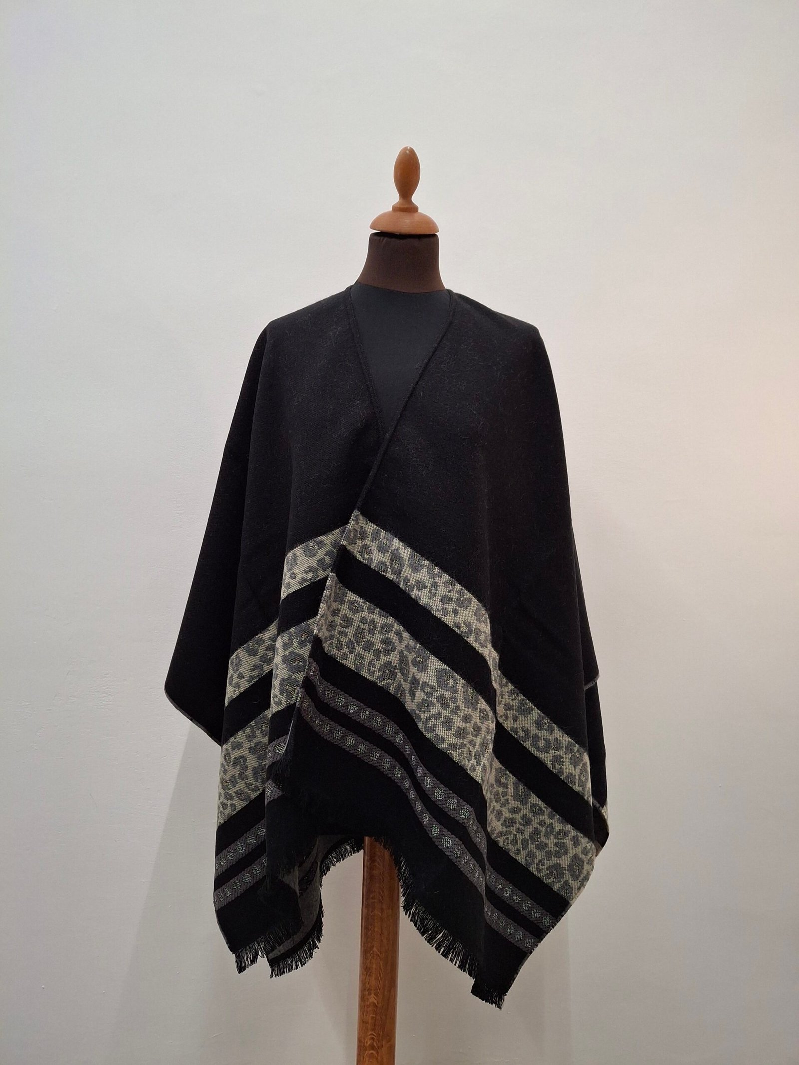 Poncho Femme Léopard noire réversible gris – Style Élégance Incontournable
