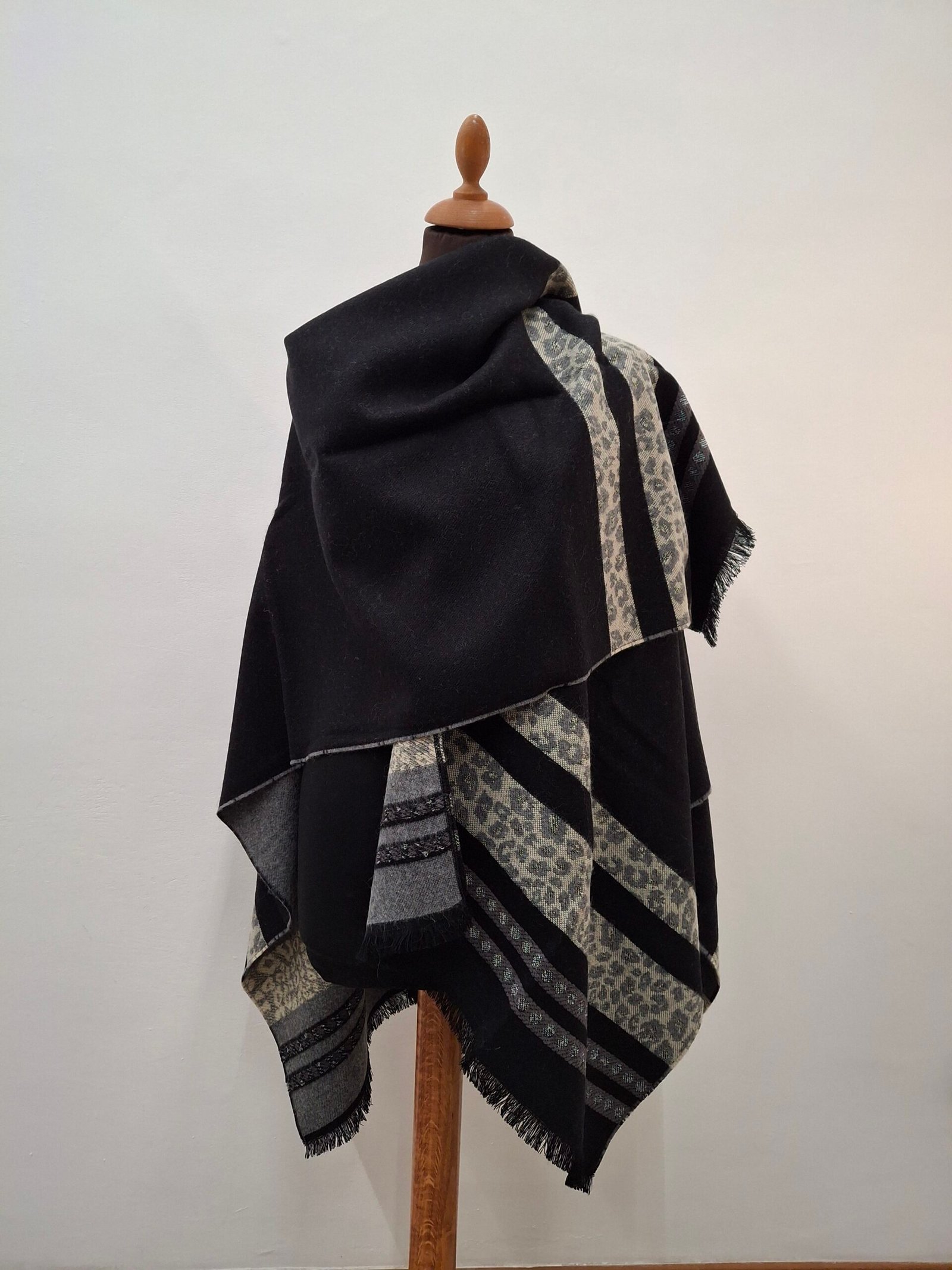 Poncho Femme Léopard noire réversible gris – Style Élégance Incontournable – Image 2