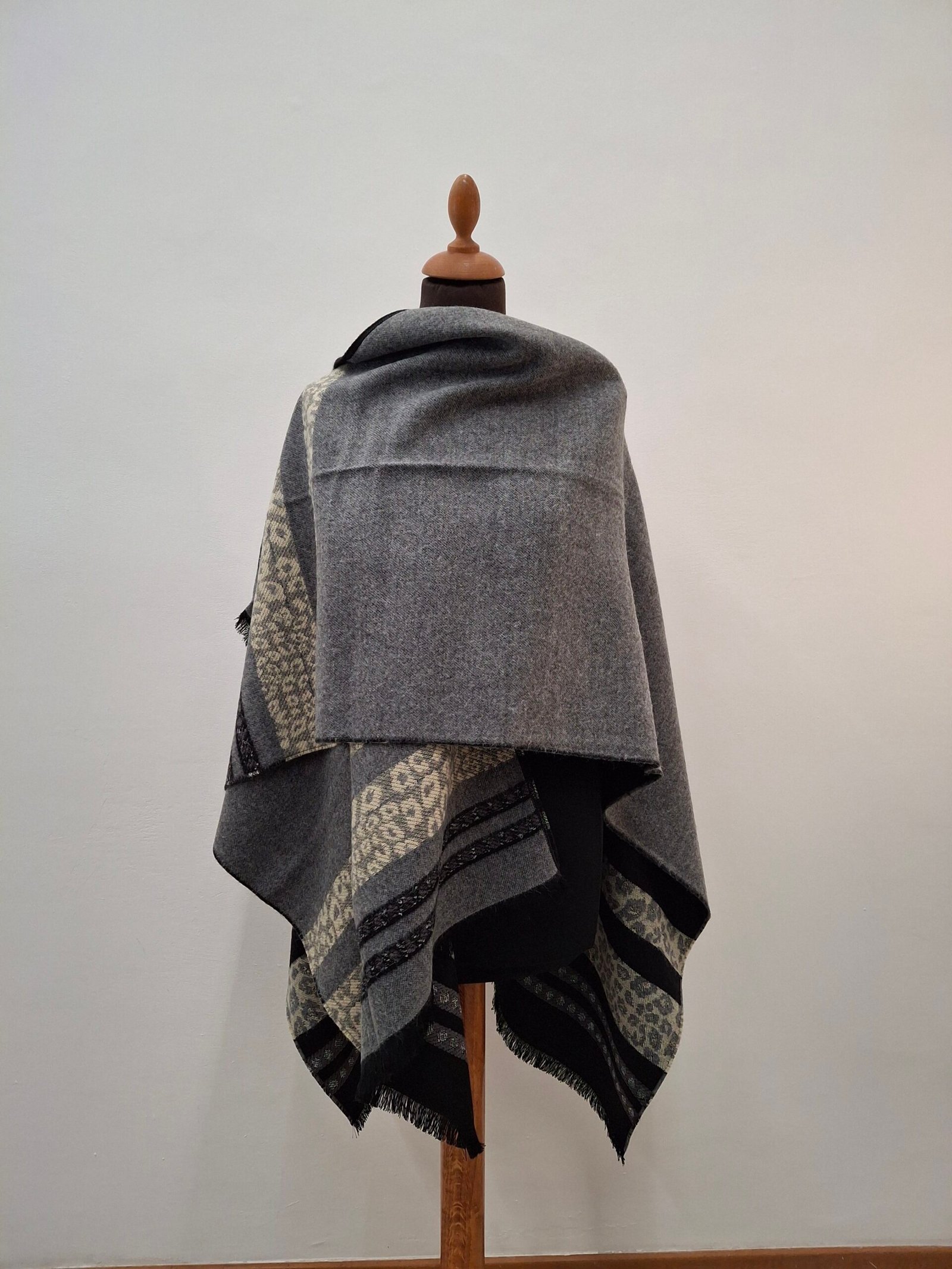 Poncho Femme Léopard noire réversible gris – Style Élégance Incontournable – Image 3