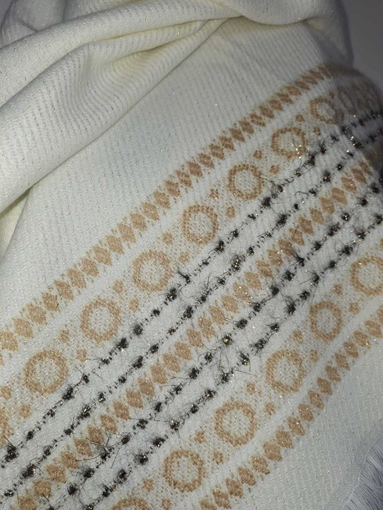 Étole blanche pailletée Tissée en France – Douceur et lumineuse – Image 3