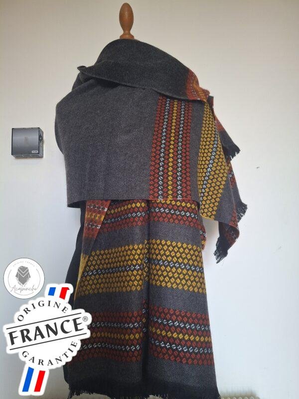 Étole grise avec motifs orange et jaune et son fil argenté – Made in France