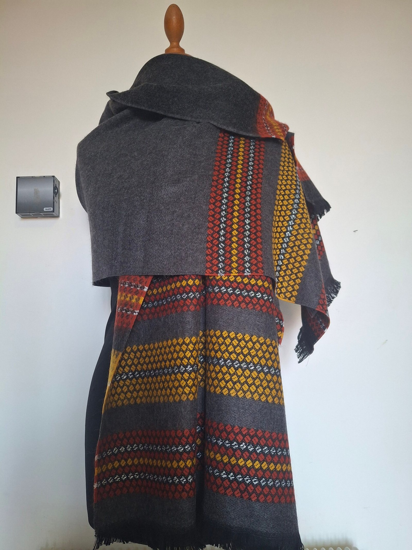 Étole grise avec motifs orange et jaune et son fil argenté – Made in France
