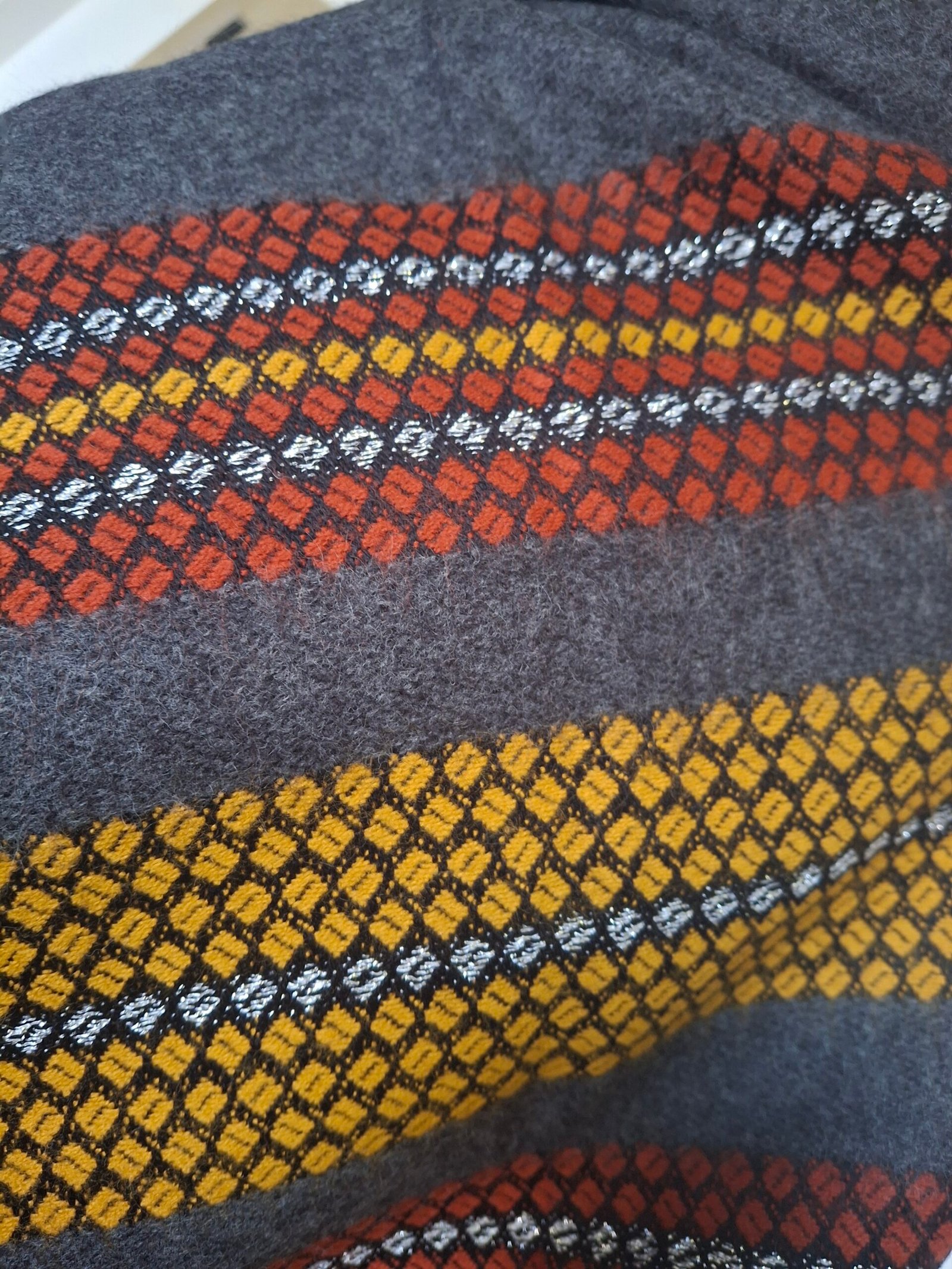 Étole grise avec motifs orange et jaune et son fil argenté – Made in France – Image 2