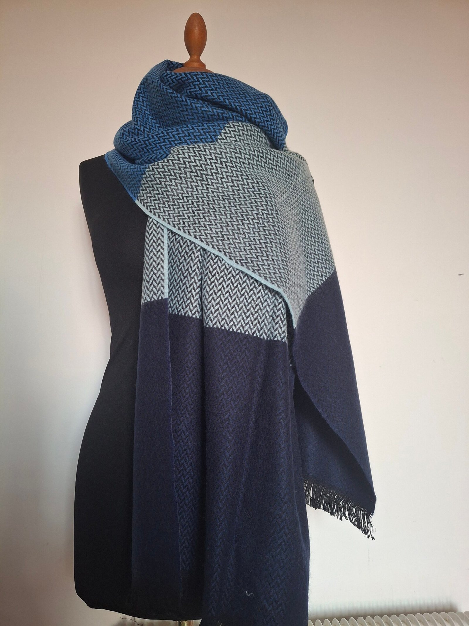 Étole bleue Tissée en France Motifs zigzag laine – Douceur et neutralité